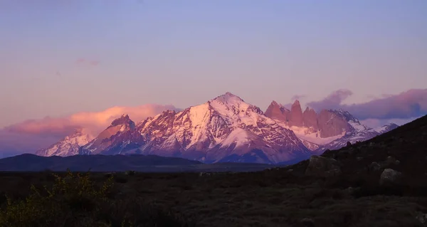 Patagonya 'daki Torres del Paine Milli Parkı' nda (Şili 'nin güneyi) Paine Massif üzerinde gün batımı)