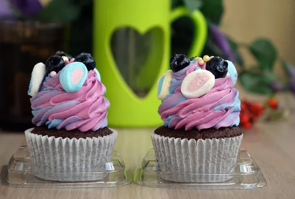 Dois Pequenos Muffins Com Magnífico Boné Creme Leve Decorado Com — Fotografia de Stock