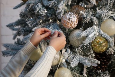 Yeni yıl dileklerin gerçekleşme zamanıdır ve bazen yetişkinler onları çocuklardan daha çok bekler. Yeni yılın bir kokusu var, Noel ağacı ve mandalina gibi kokuyor..