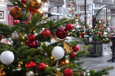 Yeni yıl için oyuncaklarla süslenmiş Noel ağacı