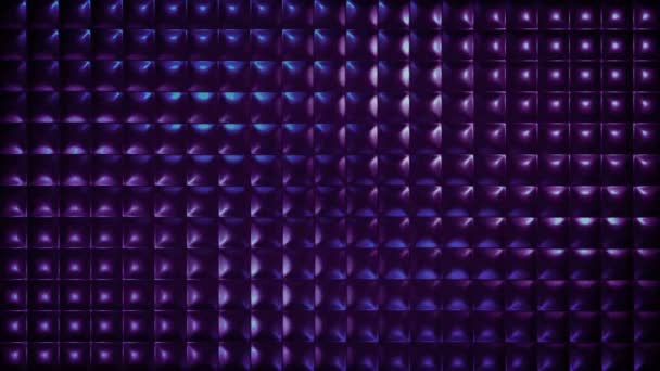 Lilac όμορφο ανάγλυφο 3D φόντο. Τα μαξιλάρια φωτίζονται από διαφορετικές πλευρές. Πλακάκια μεταφοράς κατασκευασμένα από γυαλιστερό υλικό. 4K. Εμβολιασμός με τετράγωνα κελιά. — Αρχείο Βίντεο