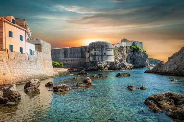 Günbatımında Ortaçağ kalesi Bokar, Dubrovnik, Hırvatistan.