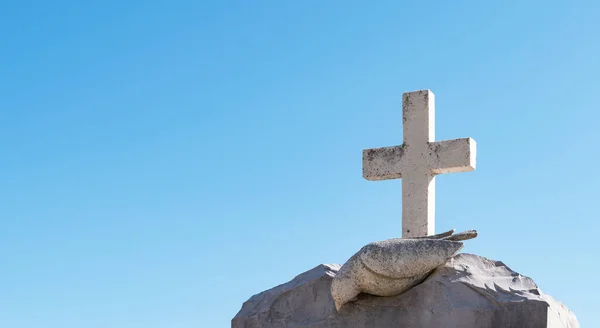 Religiös Sten Kors Mot Blå Himmel Bakgrund — Stockfoto