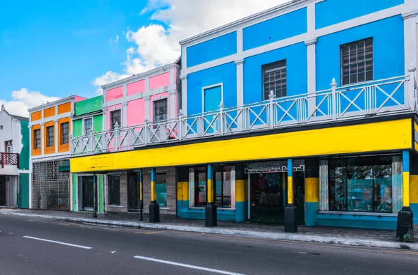Πολύχρωμα Κτίρια Εμπορικό Δρόμο Στην Πρωτεύουσα Νασσάου Μπαχάμες — Φωτογραφία Αρχείου
