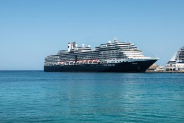 RHODES, GREECE - SEPTEMBER 20, 2021: Hollanda 'nın Eurodam gemisi Amerika limanına yanaştı.