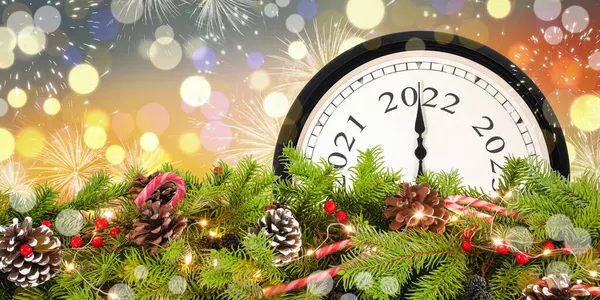 Nieuwjaar 2022 Klok Achter Versierde Kerstslinger Tegen Wazig Licht Achtergrond — Stockfoto