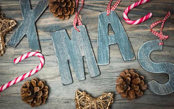 Letras Decoración Xmas Bastón Caramelo Conos Pino Estrellas Mesa Madera — Foto de Stock