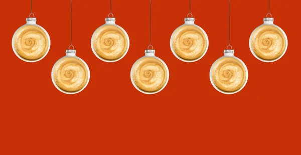 Vánoční Káva Koncept Abstraktní Espresso Cetky Visí Červeném Pozadí — Stock fotografie