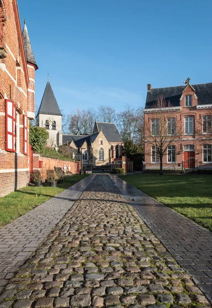 ベルギーゲッセルの教会の石畳の通り — ストック写真