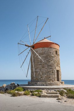 Yunanistan 'ın Rhodes Adası' ndaki yel değirmeni.