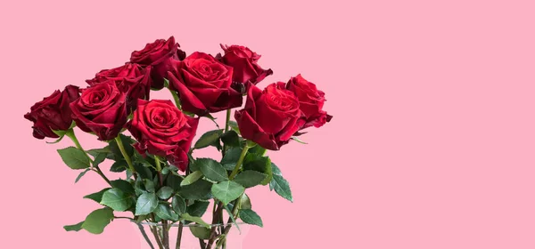 Bukiet Czerwonych Róż Wazonie Różowym Tle Prezent Walentynki — Zdjęcie stockowe