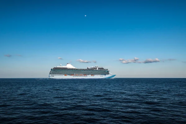 Cruiseschip Oceaan Zijaanzicht — Stockfoto