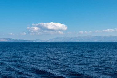  Mavi gökyüzü ile panoramik deniz manzarası. Doğa arkaplanı.