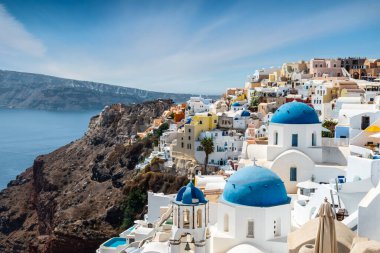 Yunanistan 'ın Santorini Adası' ndaki Oia köyünün panoramik manzarası.