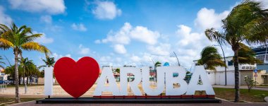 ORANJESTAD, ARUBA - 31 Mart 2022 Oranjestad, Aruba Adası 'ndaki gemi limanındaki Aruba tabelasına bayılıyorum.