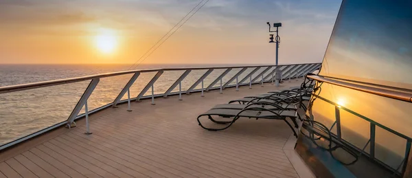 Cruiseschip Dek Bij Zonsondergang Reflectie Van Zon Het Raam — Stockfoto