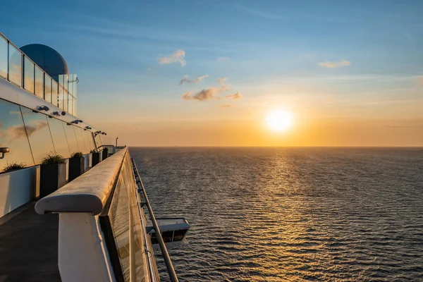 Navio Cruzeiro Navegando Mar Caribe Pôr Sol — Fotografia de Stock