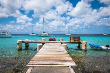 Kralendijk 'teki ahşap iskele, Bonaire, Karayip Hollanda.