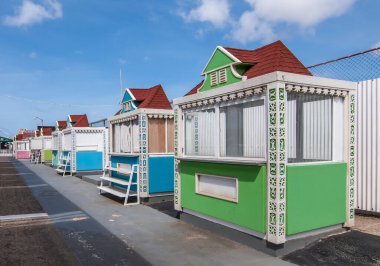 Oranjestad, Aruba 'daki gemi limanında renkli satıcı standları.