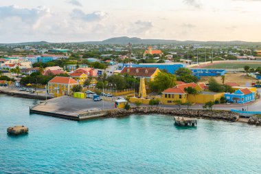 Bonaire, Kralendijk gemi limanı ve tarihi kale.