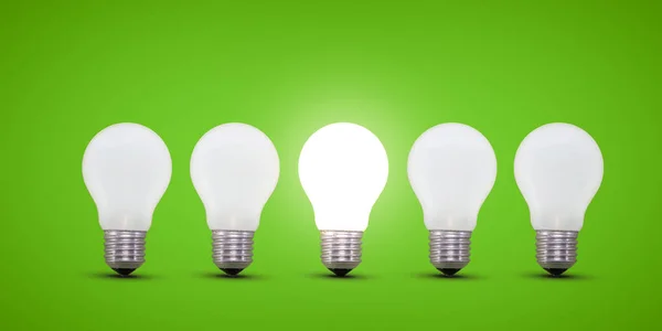Pět Žárovek Řadě Středová Žárovka Jasně Osvětlená Zelené Pozadí Myšlenkový — Stock fotografie
