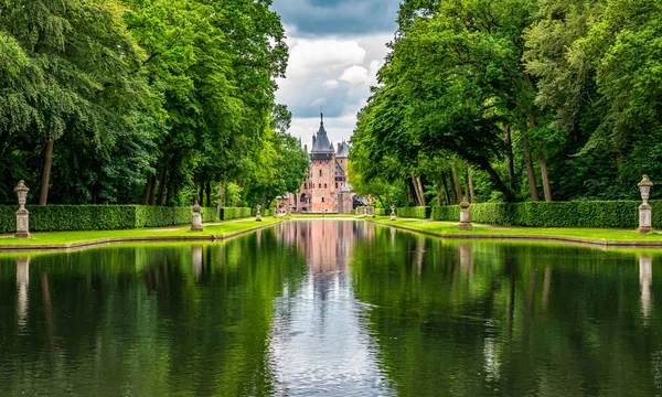 Hollanda 'daki şato ve ağaçların yansımasıyla güzel bir gölet..