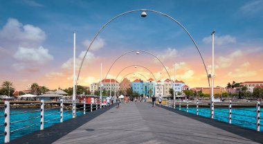 Yüzen duba köprüsü, Willemstad, Curacao.