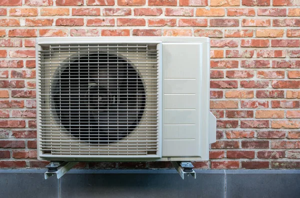 Heat Pump Air Conditioning Outdoor Unit Hanging Wall — Stock fotografie