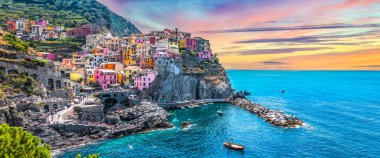  Panoramic view of picturesque village Manarola, Cinque Terre, Italy.