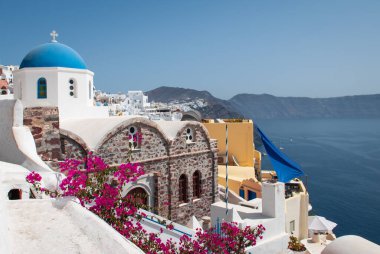 Oia, Yunan adası Thera 'daki küçük fotojenik köy.).