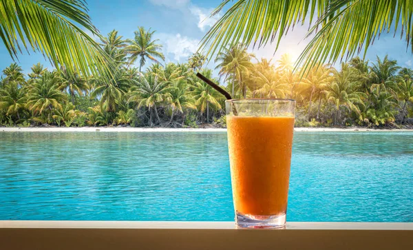 Oranje Fruitige Cocktail Strandtafel Van Tropisch Eiland — Stockfoto