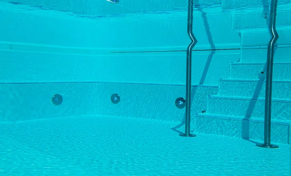 Unterwasserblick Auf Schwimmbad Mit Treppe — Stockfoto