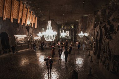 Krakow Polonya Eylül 2021 Krakow 'daki wieliczka tuz madeni, antik madende inşa edilen devasa yeraltı kilisesi. Bölgeyi gezen turistlerin manzarası