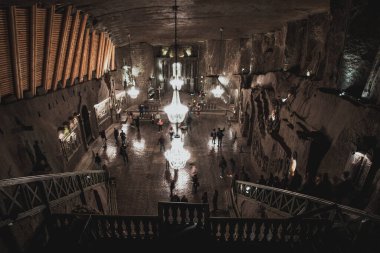 Krakow Polonya Eylül 2021 Krakow 'daki wieliczka tuz madeni, antik madende inşa edilen devasa yeraltı kilisesi. Yukarıdan görüntüle