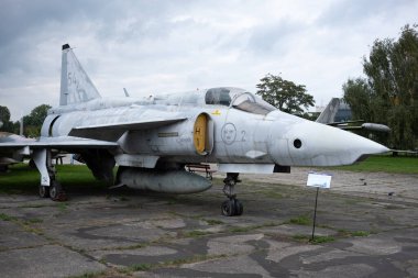 Krakow Polonya Eylül 2021 İsveç Saab J 37 Viggen savaş uçağı Krakow havacılık müzesinde sergileniyor