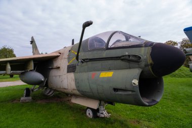 Krakow Polonya Eylül 2021 F-8 Haçlı uçağı Vietnam Savaşı 'ndan kalma ünlü bombardıman uçağı Krakow havacılık müzesinde sergileniyor.