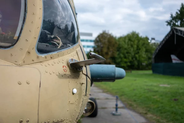 軍用ヘリコプターのピットチューブを閉じて 真の航空速度を測定するために使用されます 飛行機によくある小さな棒 — ストック写真