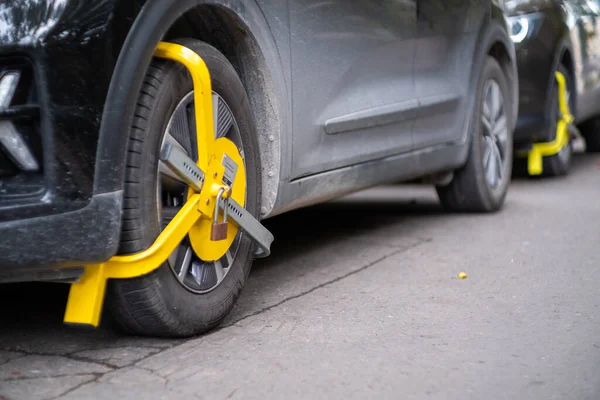Żółte Koło Blokuje Przypadkowy Samochód Ulicy Naruszenie Przepisów Ruchu Drogowego — Zdjęcie stockowe