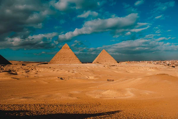 Fantastisk Utsikt Över Stora Pyramiderna Giza Kairo Egypt Människor Kameler — Stockfoto