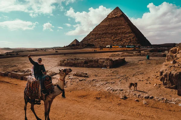 Kair Egipt Grudzień 2021 Wielbłąd Typowy Sprzedawca Machający Kamery Wielkimi — Zdjęcie stockowe