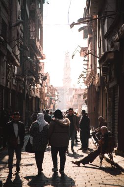 Kahire Mısır Aralık 2021 Kahire sokakları, Mısır. Uzakta cami olan insanlar, sokak satıcıları eşyalarını satıyor. Soğuk kış günü
