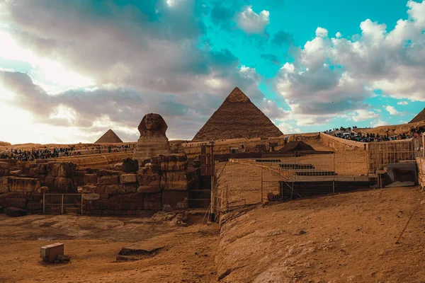 カイロエジプト2021年12月作業日の終わりにギザ地域の大きなピラミッド 徒歩やバスで地域を離れる観光客の大衆 — ストック写真