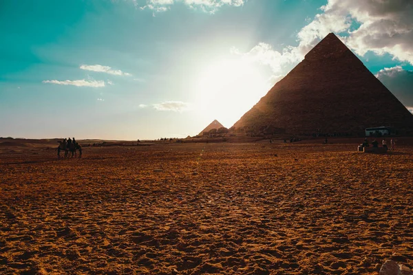 Utsikt Över Giza Pyramiden Kairo Egypt Stor Förgrunden Och Liten — Stockfoto