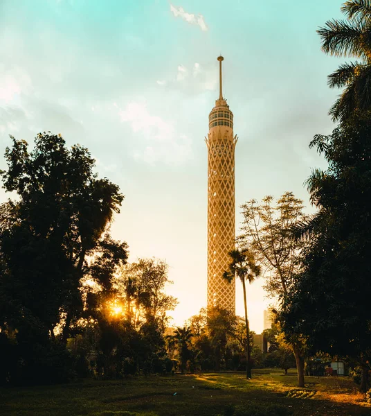 Zicht Iconische Cairo Tower Een Zonsondergang Zonnestralen Verlichten Parkbomen Eromheen — Stockfoto