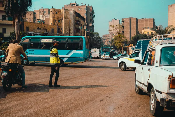 Cairo Egypte December 2021 Jonge Politieagent Staat Het Midden Van — Stockfoto
