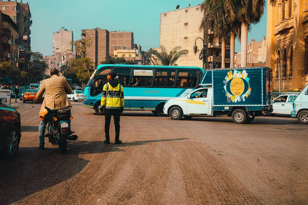 Cairo Egypt December 2021 Young Police Officer Standing Middle Intersection — Stock Photo, Image