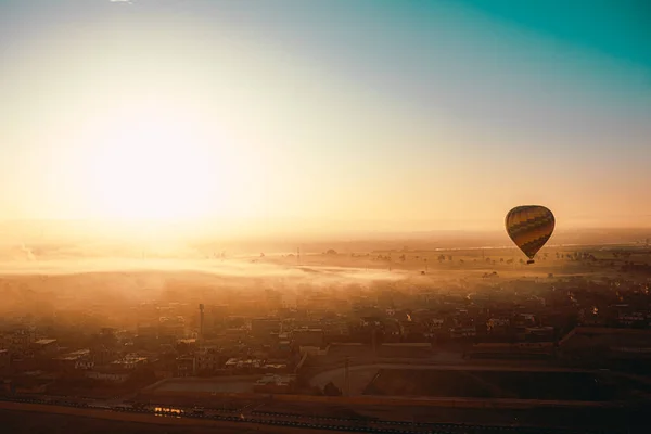 Lüks Mısır 'da balon gezisi sırasında tek bir sıcak hava balonunun güzel geniş manzarası. Sıcak hava balonları kapadokya gibi turistik bölgelerde çok popülerdir.