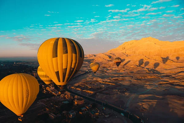 Diverse Mongolfiere Gialle Arancioni Egitto Lusso Durante Decollo Anticipato Bassa — Foto Stock