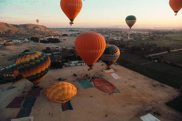Ocak 2022 'de Lüks Mısır' da balonun kalkış alanı, alçaktan görüş. Kalkış için birkaç balon şişiriliyor.