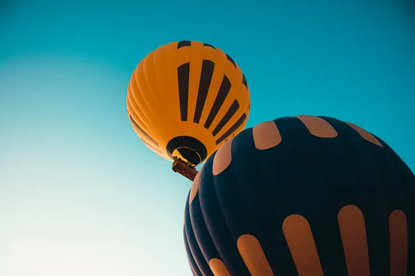 Dos Globos Amarillos Iluminados Por Antorchas Llama Que Vuelan Aire —  Fotos de Stock